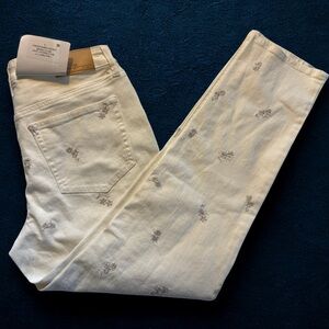 Seven7 90s straight jean. Cream with stylish Floral Embroidery